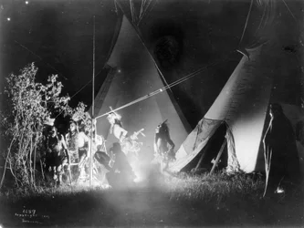 Dansen in het vuurlicht, 1907